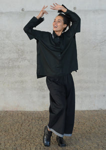Camisa com cortes inspirados em origames Cristina Cordeiro