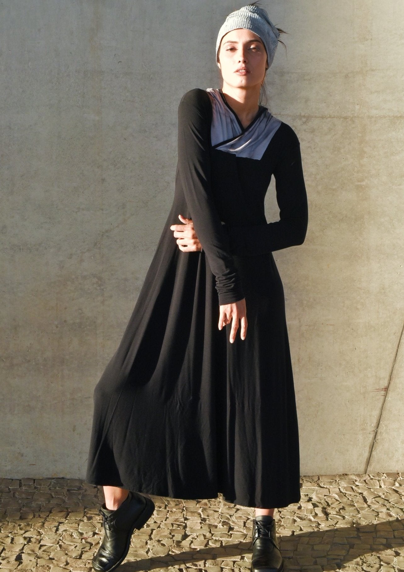 Vestido em fibra de bambu, extremamente confortavel, com capuz em tingimento tie-dye, mangas compridas /Cristina Cordeiro
